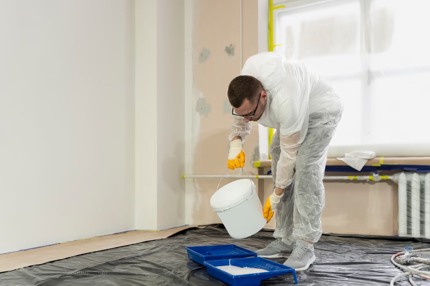 imgi 61 hombre tiro completo vertiendo pintura 23 2149344028
