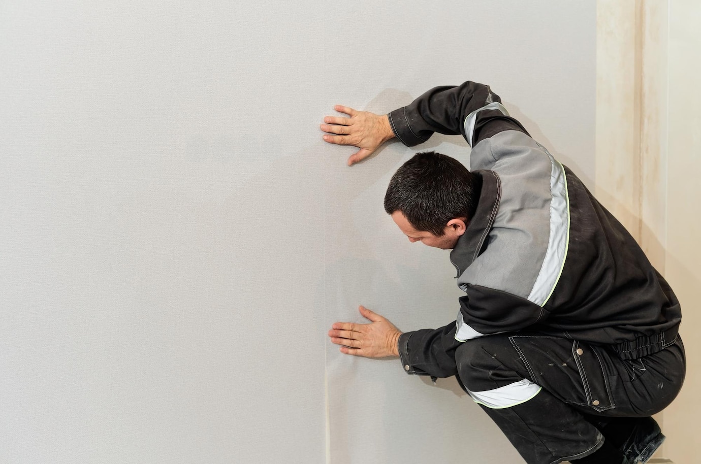 reparador paredes esta terminando empapelar izquierda hay lugar inscripcion empapelado casa concepto restauracion hogar 166373 2211